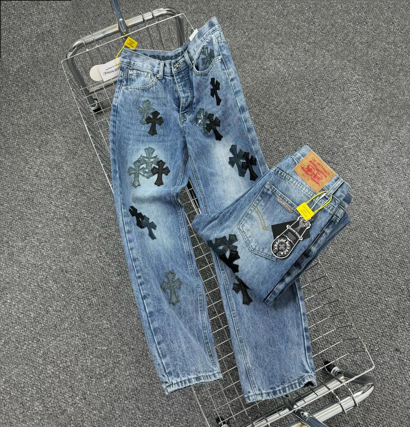 P280 Style No.: H823 Chrome Hearts & Chrome Hearts Blue Bull Starry Sky patchwork leather cross jeans - using starry sky theme patchwork leather elements, mostly presented in the shape of a cross, with glitter on the surface of the leather, which is dazzling under the light. The unique design has simple and elegant details, exquisite workmanship, the entire trousers are neatly routed, and the details are in place! It’s so cool that both men and women can easily control the genderless trend!  Color: blue Size: S-M-L-XL-XXL